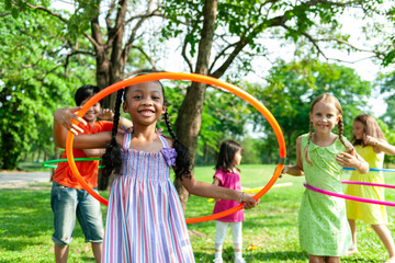 Children playing with hula hoops © Rawpixel.com