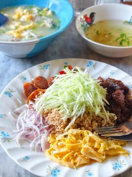 thai food kao kluk kapi