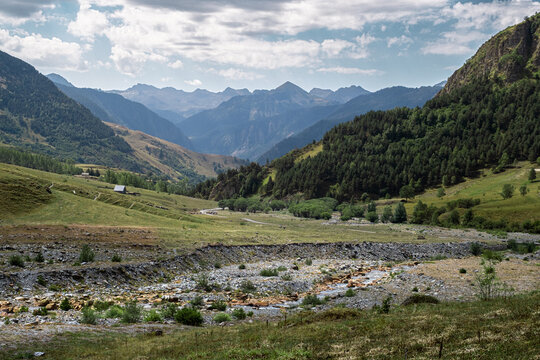Senderismo por las monta&ntilde;as y valles del Valle de Aran en el Pririneo, caminando junto a un r&iacute;o alpino