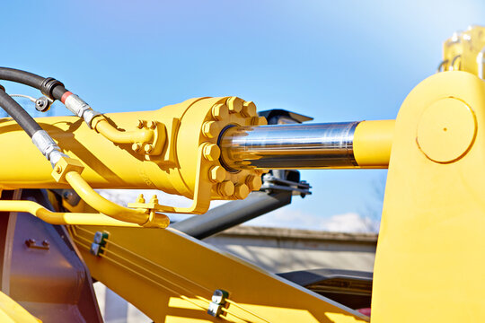 Hydraulic cylinder and piston assembly on construction machine