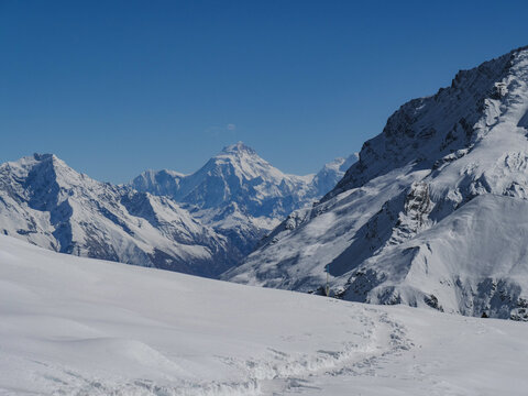 Snowy mountain peaks and a hiking trail in the Himalayas of Nepal