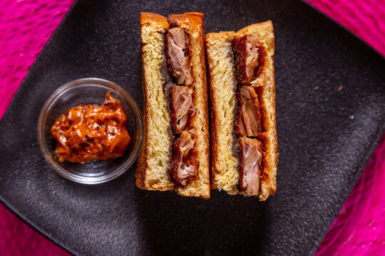 Sand du-Pork, crispy suckling pig with black bean
puree and dried chili mayonnaise.