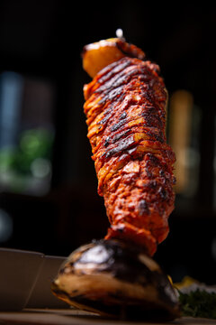 Mini trompo de pastor, platillo t&iacute;pico de M&eacute;xico, tacos al pastor 