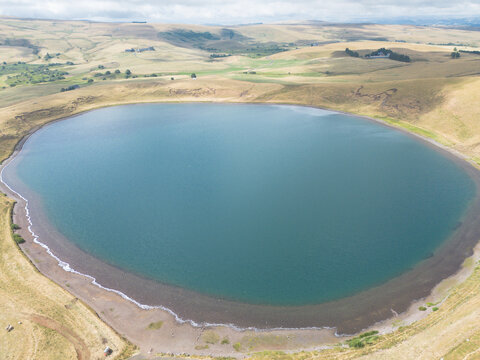 Lac d'En-Haut , lac volcanique ou maar, &agrave; la Godivelle dans le Puy-de-D&ocirc;me, plateau du C&eacute;zaillier, Mont Dore en &eacute;t&eacute; en France. Vue a&eacute;rienne