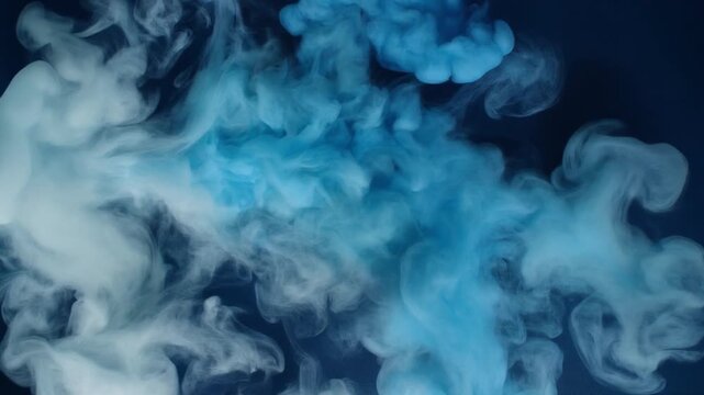 青白い濃密な煙が暗い床面を低く広がり複雑な渦と半透明の層を作る