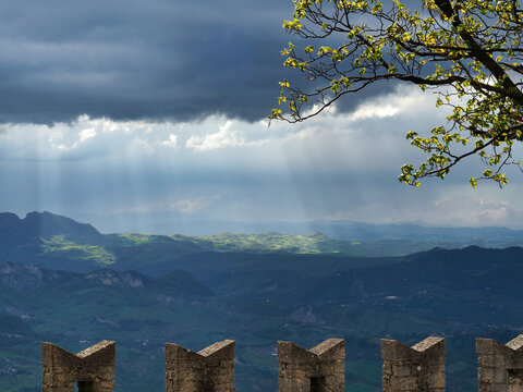 San Marino, 26/04/2019 Description: Sun rays over the Italian hills seen from the battlements of San Marino.
