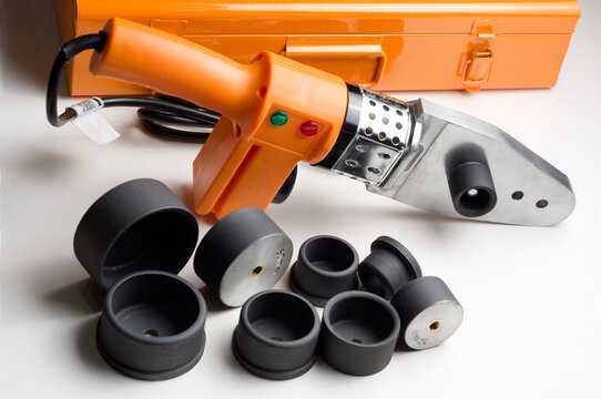 Plastic pipe welding machine with heating dies