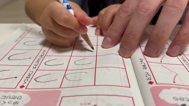文字を書く練習をする幼児