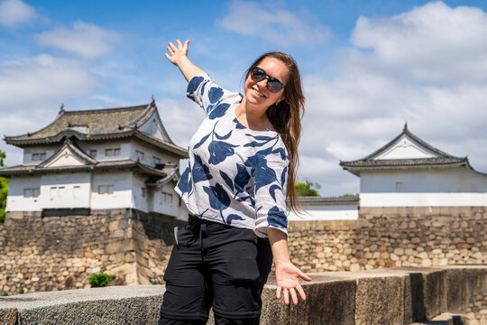 Turista disfrutando su visita en Jap&oacute;n, paseando por el palacio de Tokio