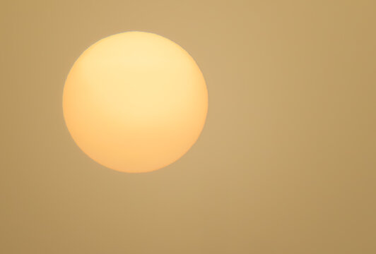 El sol a trav&eacute;s del polvo en suspensi&oacute;n del S&aacute;hara sobre Madrid, Espa&ntilde;a. Fen&oacute;meno meteorol&oacute;gico conocido como calima en el que por efecto del viento el polvo alcanza el sur de Europa. 27 Feb 2020.