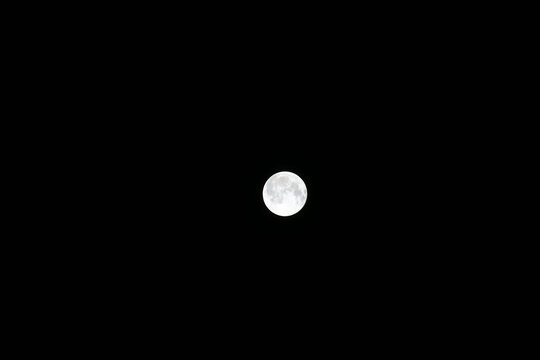 8月の夜空　美しい満月が光る02