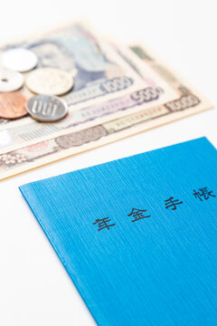白背景に年金手帳とお金