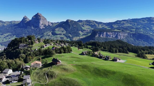 Veduta aerea con drone del sentiero in cresta (Gratwanderweg) da Klingenstock a Fronalpstock, Stoos, Svizzera