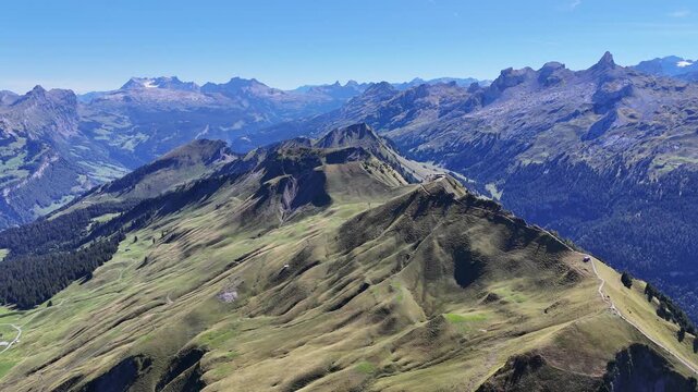 Veduta aerea con drone del sentiero in cresta (Gratwanderweg) da Klingenstock a Fronalpstock, Stoos, Svizzera