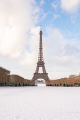 Eiffel tower standing over snowy champ de mars © Kristof