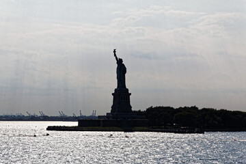Silhouette of the Statue of Liberty in New York Harbor © MarekLuthardt