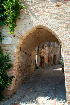 Italy, Abruzzo, Montepagano - Porta da piedi
