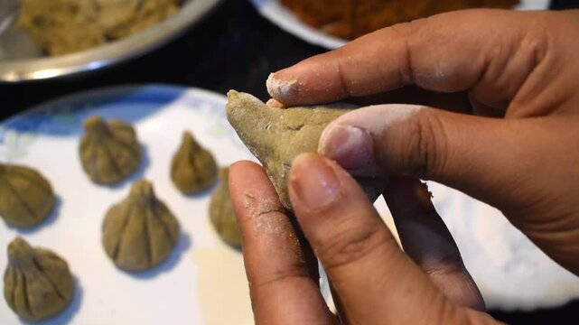 shaping a traditional steamed modak without a mold