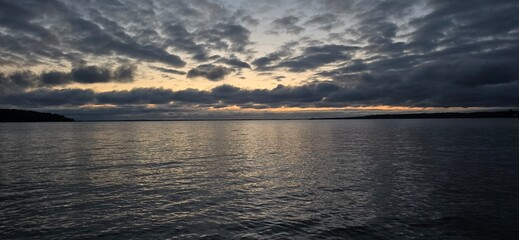 Obraz premium sunset over the lake