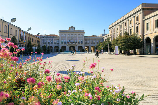 San Dona di Piave - Piazza Indipendenza con vista frontale del Municipio