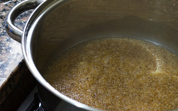 Cocci&oacute;n de quinoa con agua en olla