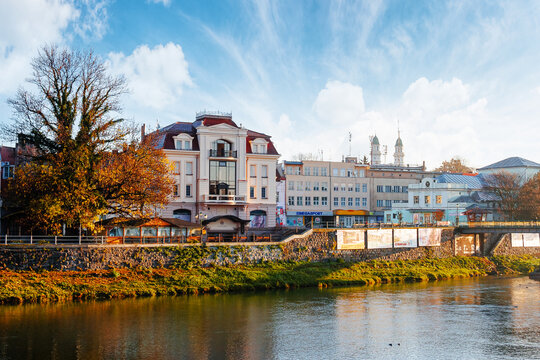 uzhhorod, ukraine - 10 nov, 2012: river uzh on autumn morning. uzhhorod city travel background. panoramic view of a historic cityscape by the water. urban landscape of old town in euroope