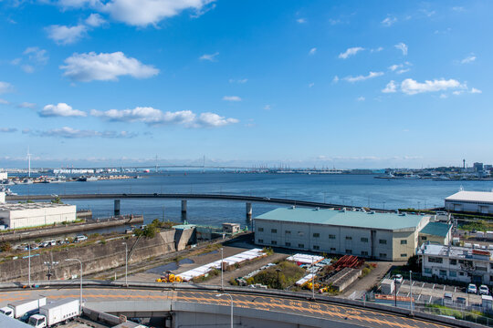 港湾部の倉庫街と海沿いの道路　物流インフラとトラック輸送　サプライチェーンと配送網