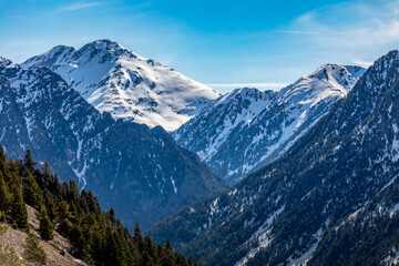 Obraz premium View of the snow-capped Barrosa valley, Chisagües, Huesca, Aragon, Spain, on a sunny day