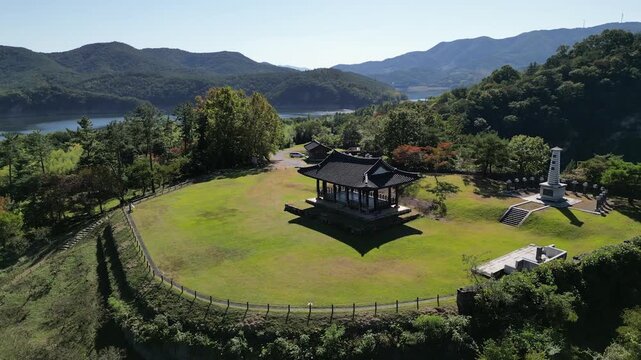 화순적벽 적벽 창랑적벽 물염적벽 보산적벽 화순 적벽 절벽 암벽 절경 명승 명승지 호수 저수지 동복호 동복댐 반영 수면 반영 산 산세 산봉우리 경치 자연 풍경 관광지 한국 명소 국명승 명승제85호 전라남도