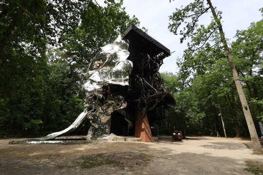 Le Cyclop, oeuvre monumentale de Jean Tinguely et Niki de Saint Phalle, inaugur&eacute;e en 1994, ville de Milly la For&ecirc;t, d&eacute;partement de l'Essonne, France