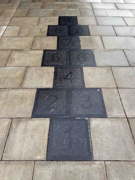 hopscotch-game-stone-pavement-street-pattern
