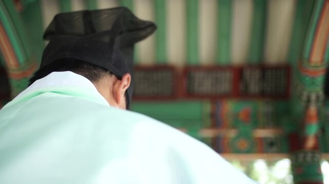 조선시대 선비 한복 갓 전통 역사 정자 누정 유학자 양반 유학 학자 뒷모습 사대부 인물 남성 도포 자연 경치 산세 수목 숲 힐링 풍류 사색 풍경 한옥 한국 문화재 유적지