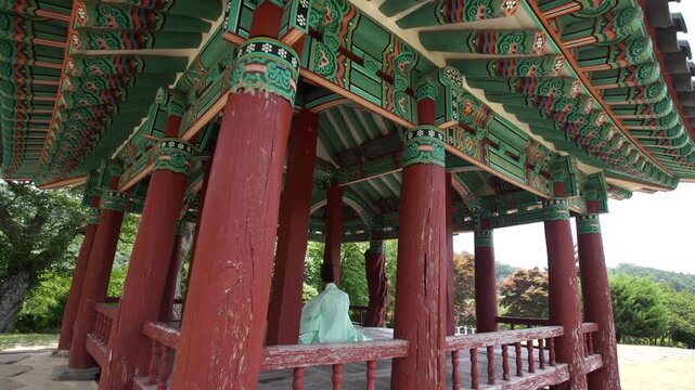 조선시대 선비 한복 갓 전통 역사 정자 누정 유학자 양반 유학 학자 뒷모습 사대부 인물 남성 도포 자연 경치 산세 수목 숲 힐링 풍류 사색 풍경 한옥 한국 문화재 유적지