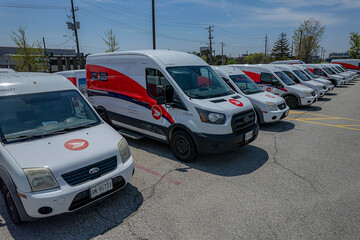 Obraz premium Canada Post is Canada’s national postal service, a Crown corporation responsible for delivering mail and parcels: Toronto, Ontario, Canada - May 17, 2026