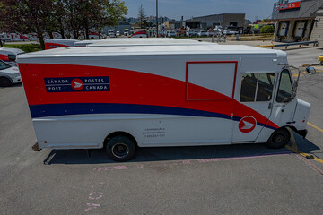 Obraz premium Canada Post delivery older step vehicle fleet. Canada’ Post is Canada's national postal service. The Crown corporation responsible for the delivery of mail: Toronto, Ontario, Canada - May 17, 2026
