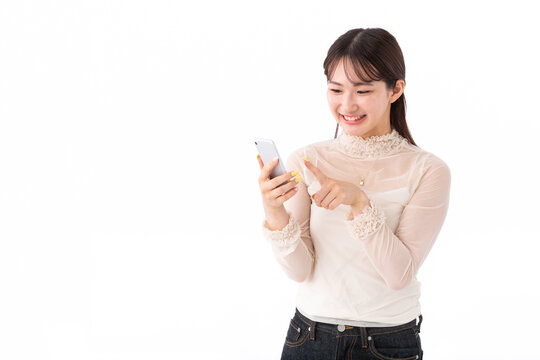 スマホを使う若い女性