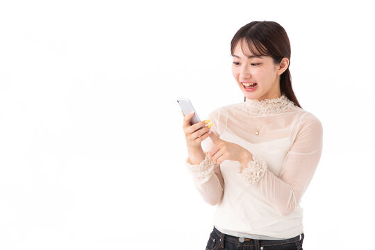 スマホを見て驚く女性