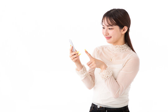 スマホを使う若い女性