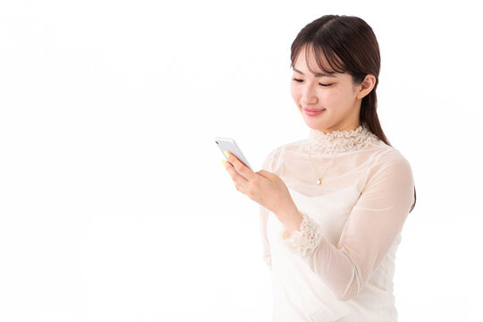 スマホを使う若い女性