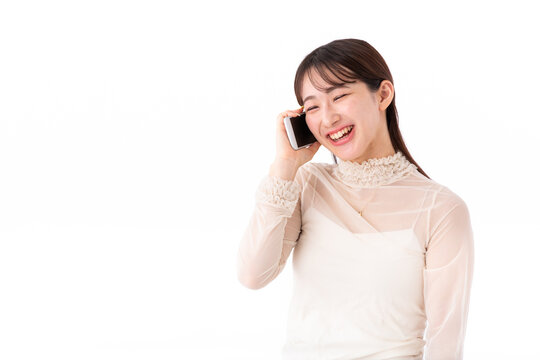 笑顔で電話する女性