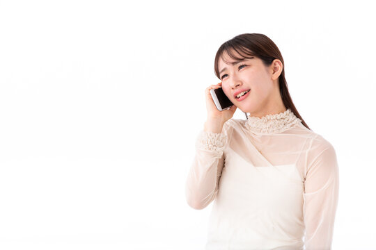 電話をする困った女性