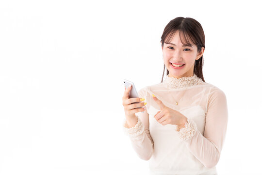 スマホを操作する若い女性