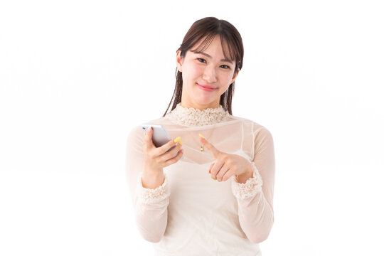 スマホを操作する若い女性