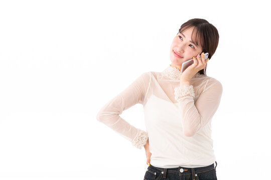 スマホで話す若い女性