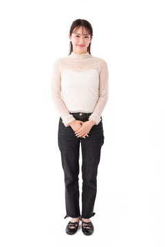 かわいい20代の女性の全身
