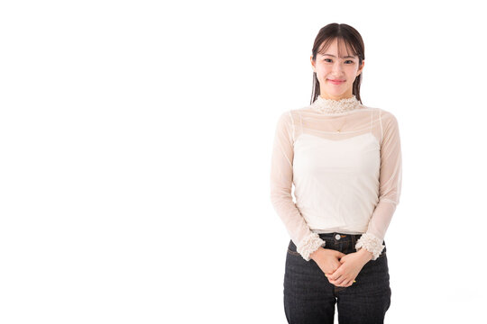 笑顔の若い女性
