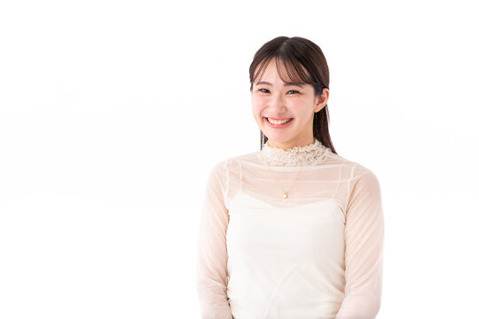 笑顔の若い女性
