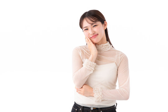 不満そうな表情の女性