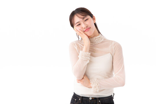 不満そうな表情の若い女性