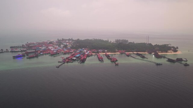 Derawan Island lies off the coast of East Kalimantan, Indonesia. This beautiful island is part of the Derawan Archipelago which supports high marine biodiversity and is a popular vacation destination.